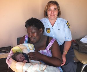 Ooievaar land in Polisiekantoor